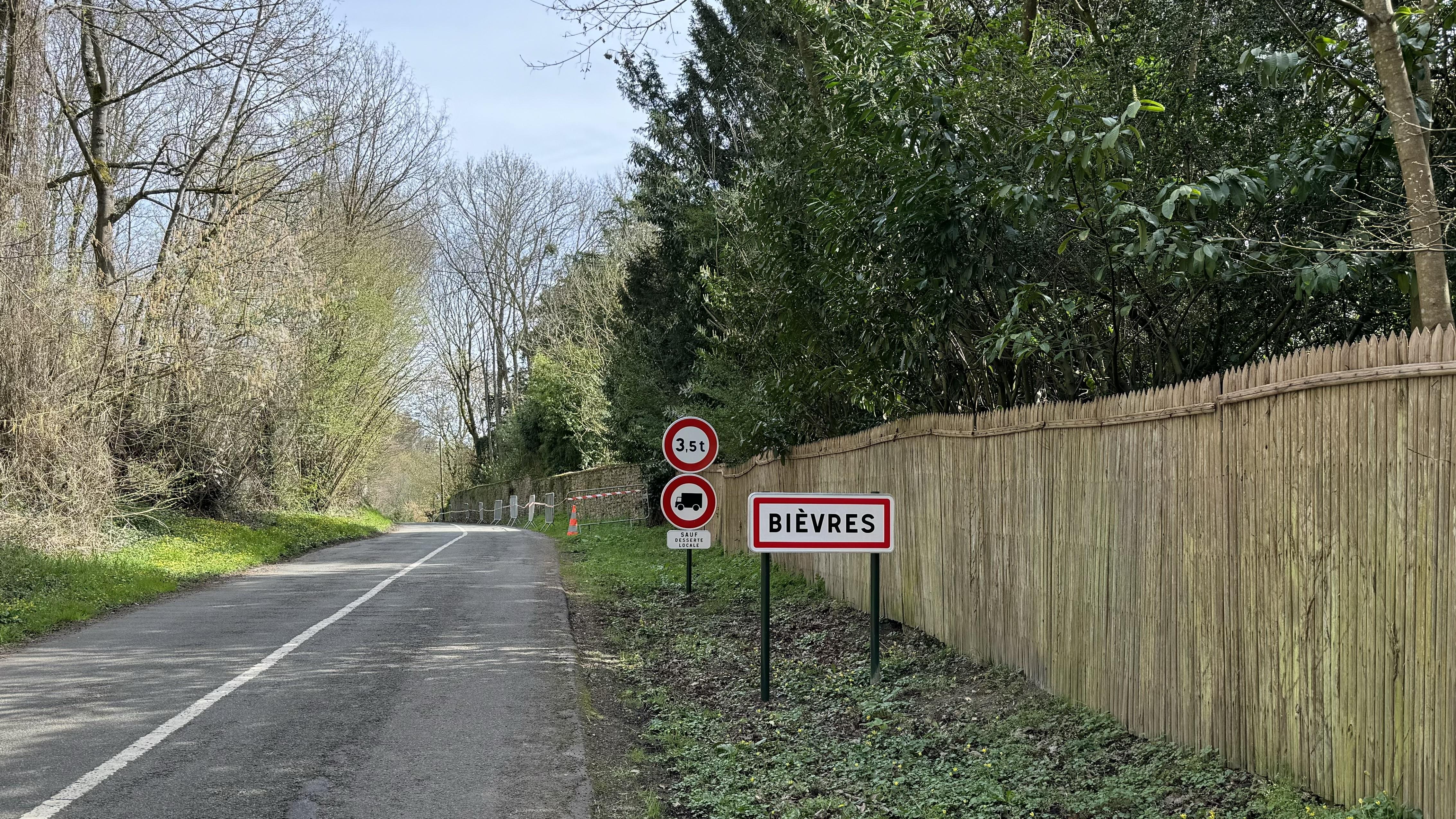 Welcome to Bièvres sign