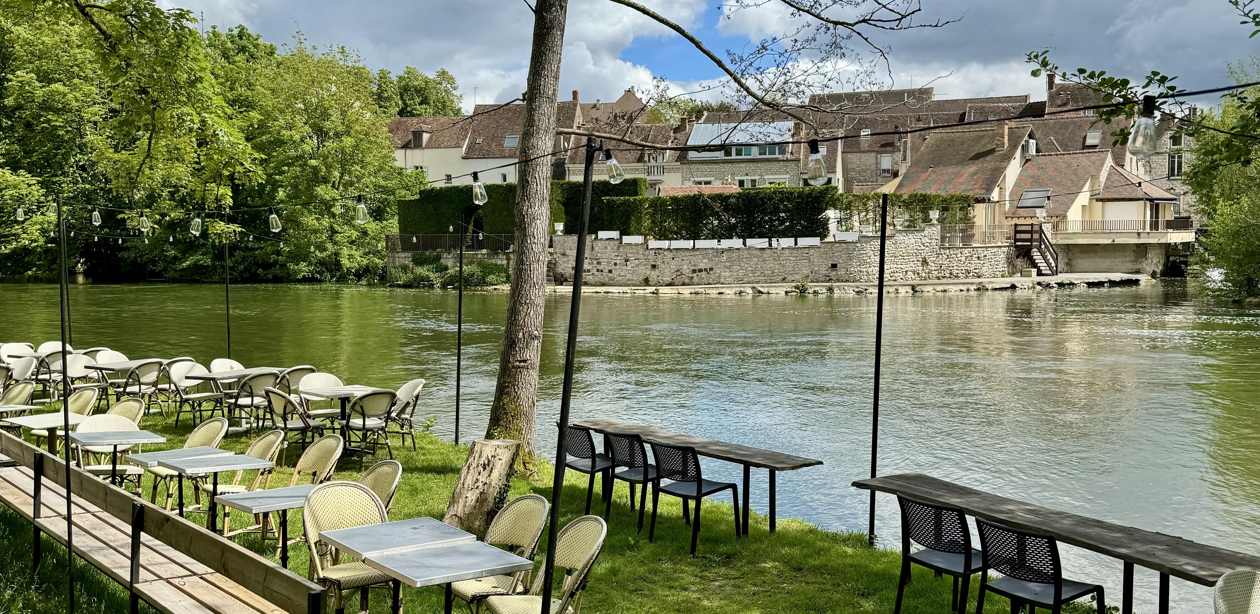 restaurant in nemours with a view of the water