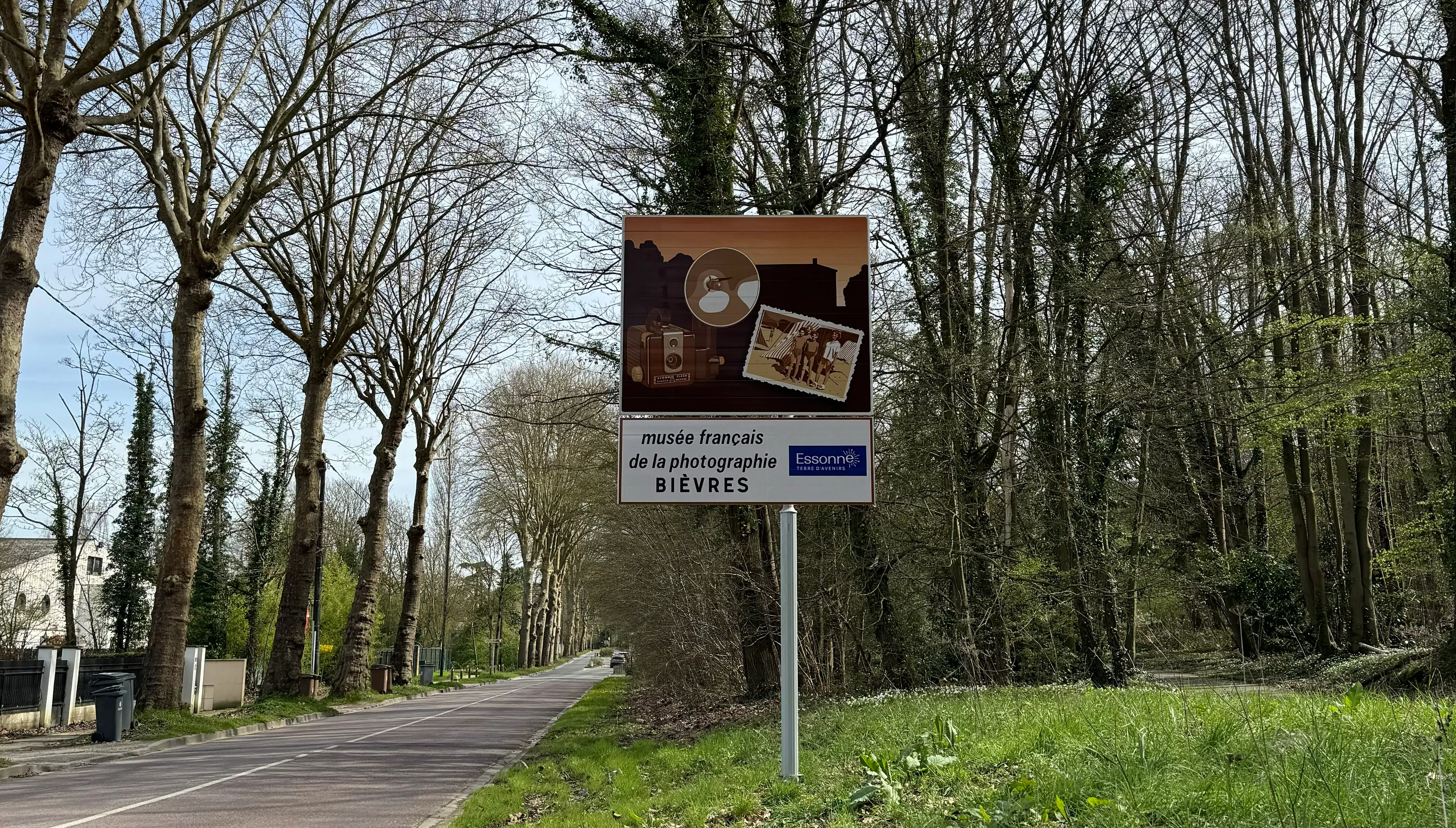 a welcome sign saying "musée français de la photographie