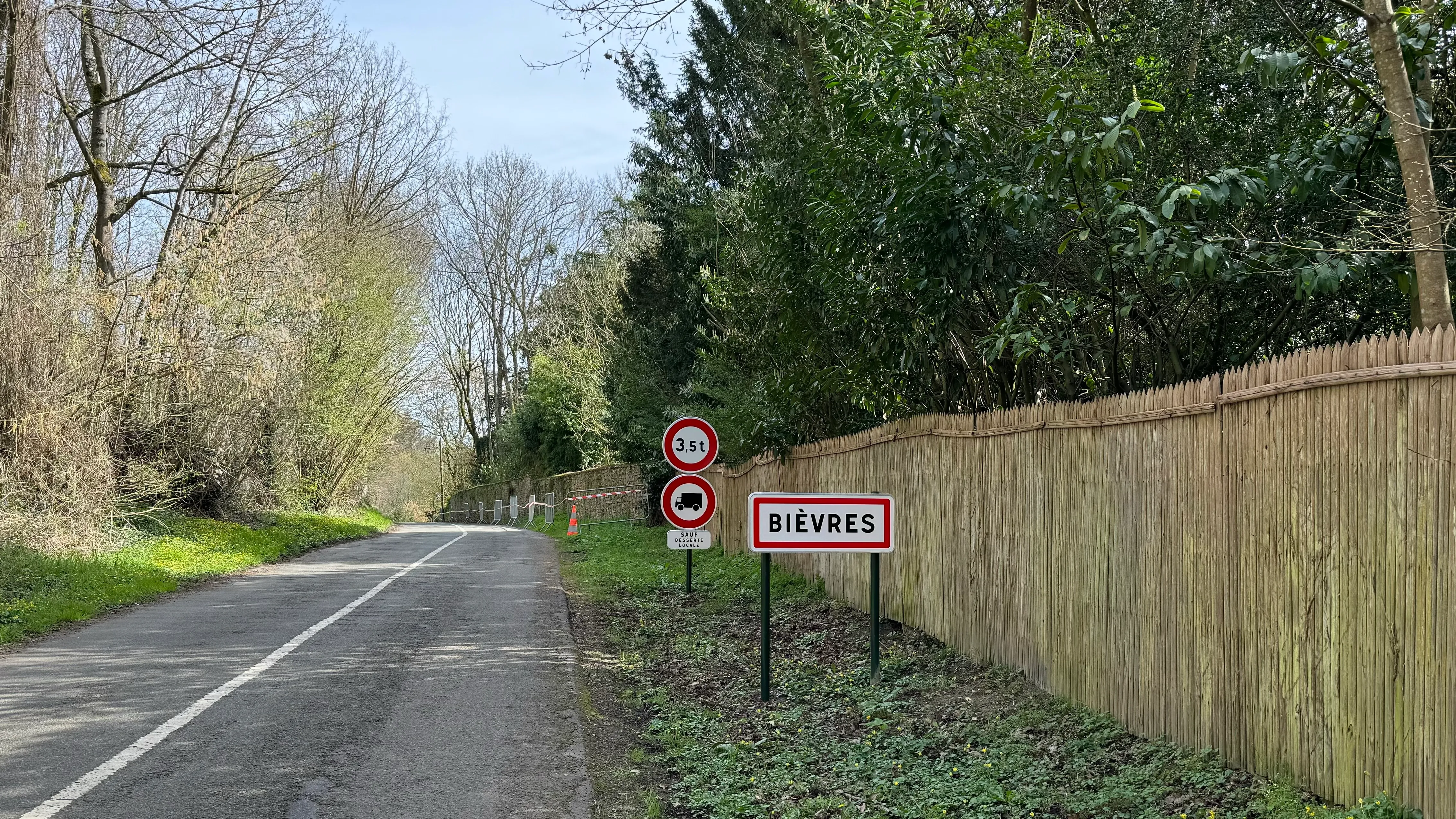 Welcome to Bièvres sign