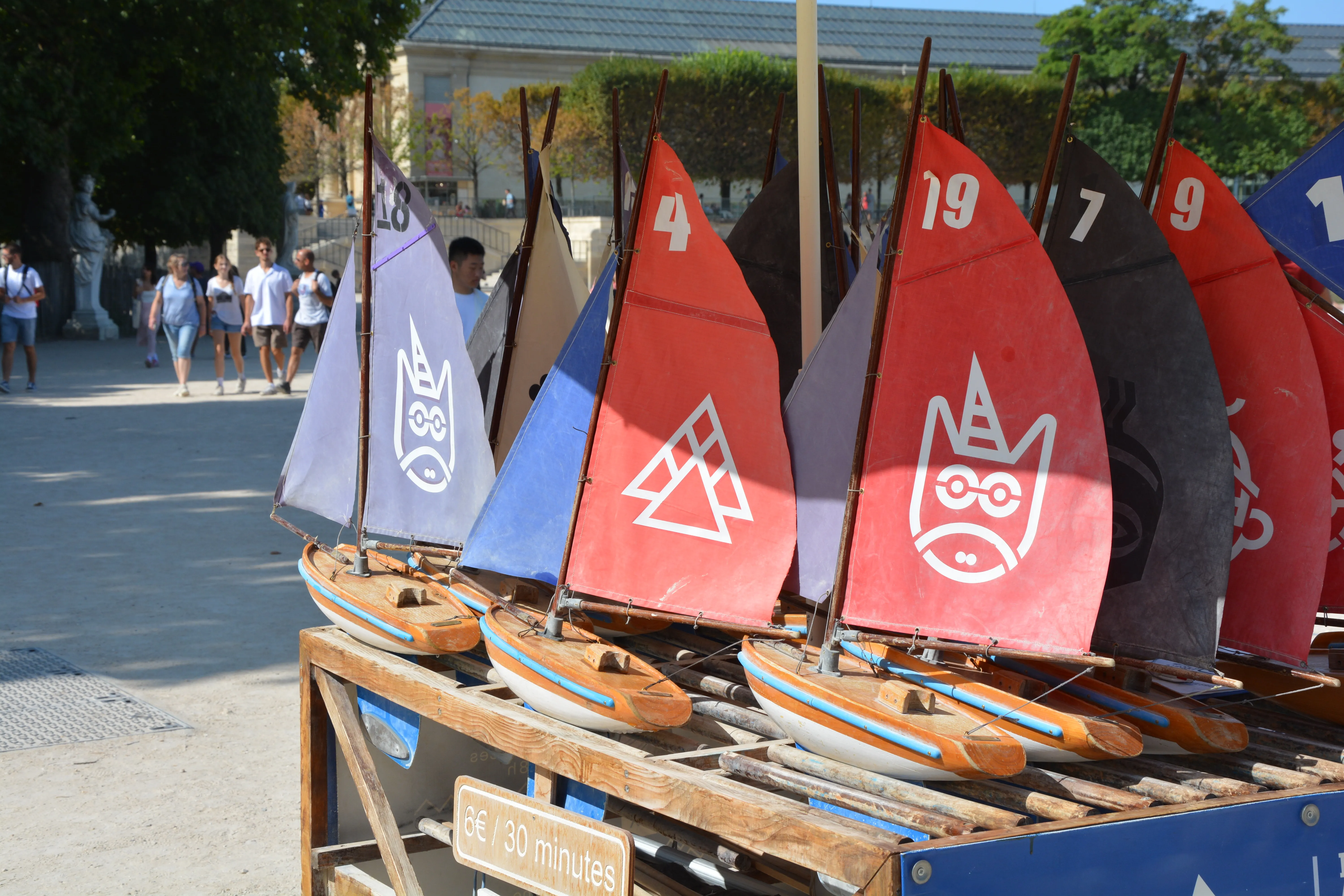 small boats that you can rent from a stand. Each boat has a number in the corner. It costs 6€ for 30 minutes