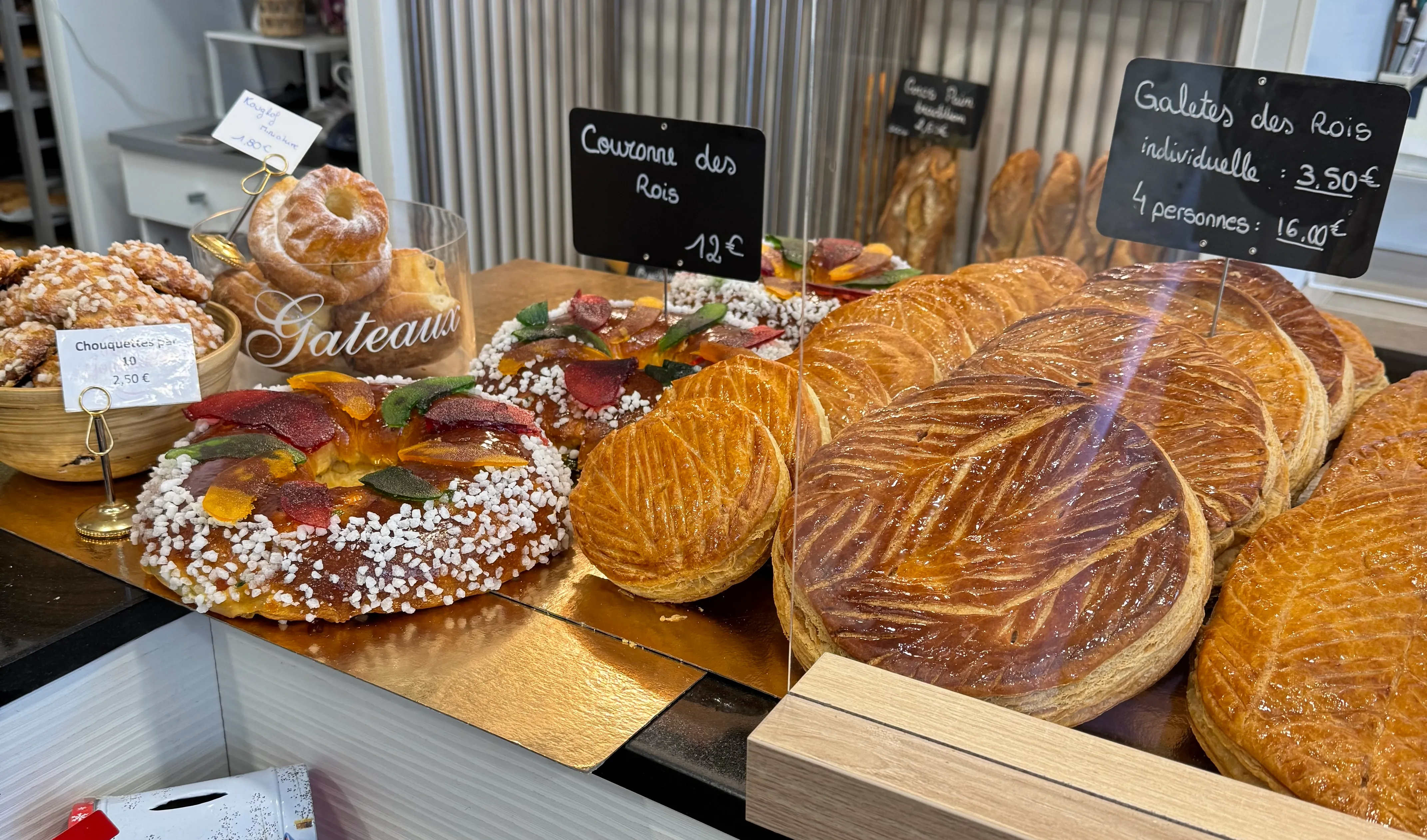 both some galette des rois and some couronne des rois in a bakery