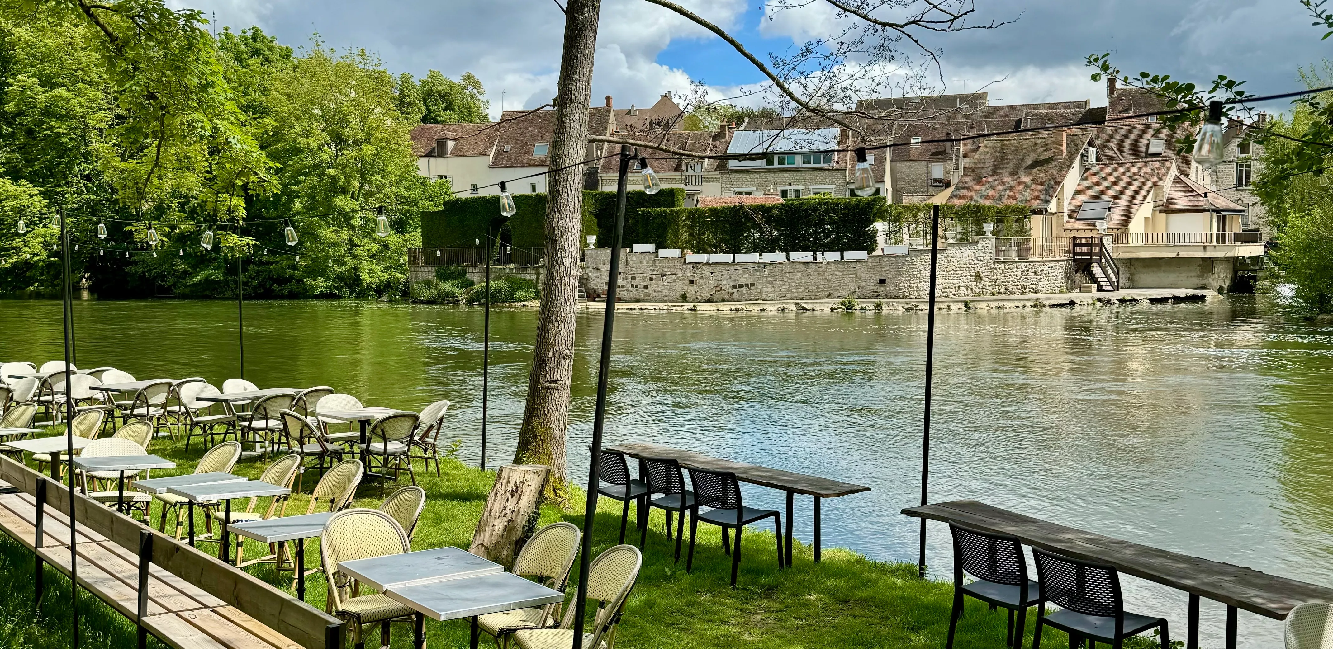 restaurant in nemours with a view of the water